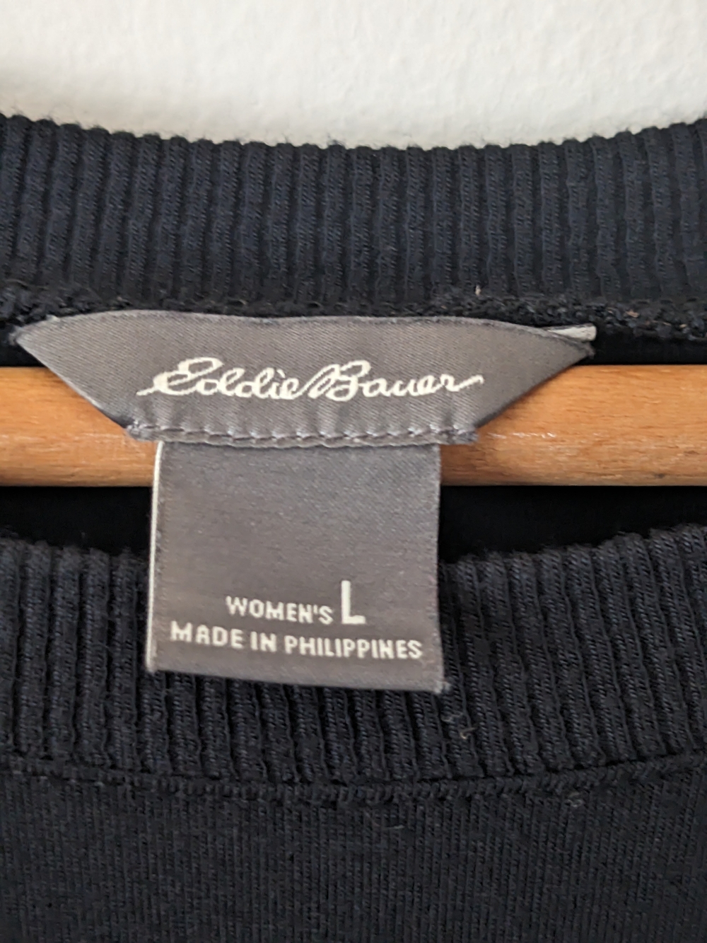 Eddie Bauer Black Short-Sleeve Twist-Front Tee - Picture 5 of 8